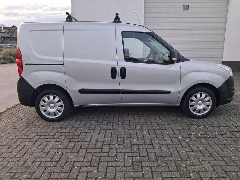 Gebraucht Opel Combo Edition 95 PS (69 kW) 2018 Silber Van