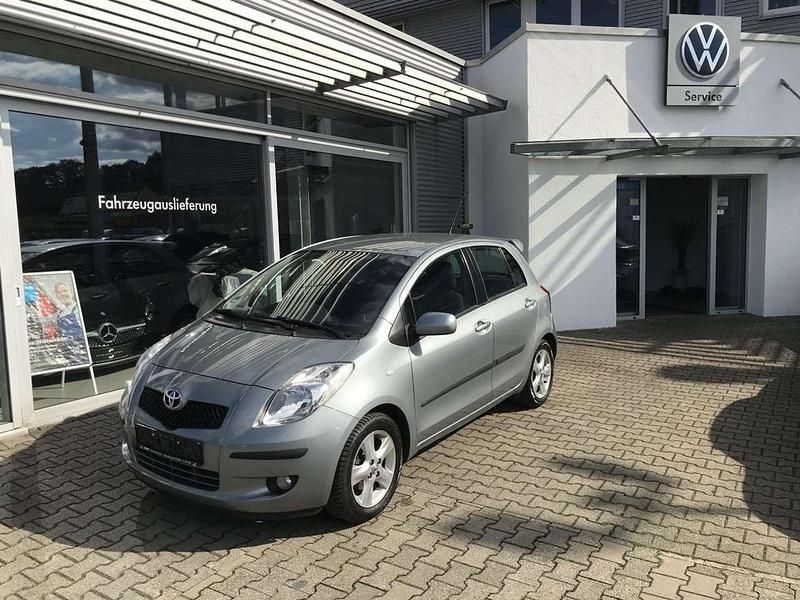 Grau Gebraucht 2002 Toyota Yaris Executive Kleinwagen | 4.980 € (Teuer) - Bild 1/4