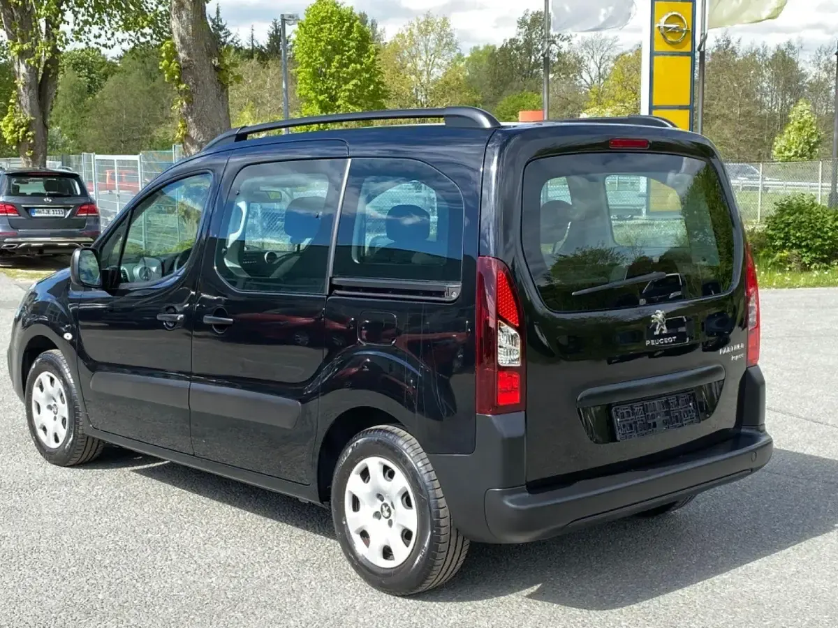 Gebraucht Peugeot TePee Active 99 PS (72 kW) 2017 Schwarz Van / Kleinbus