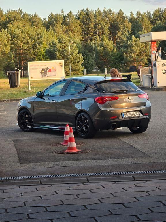 Grau Gebraucht 2010 Alfa Romeo Giulietta Kleinwagen | 5.500 € (Fairer Preis) - Bild 1/4