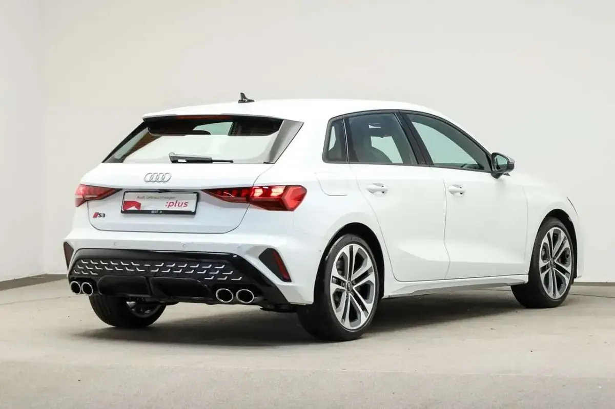 Gebraucht Audi S3 Ambiente 333 PS (244 kW) 2025 Arkonaweiß Limousine