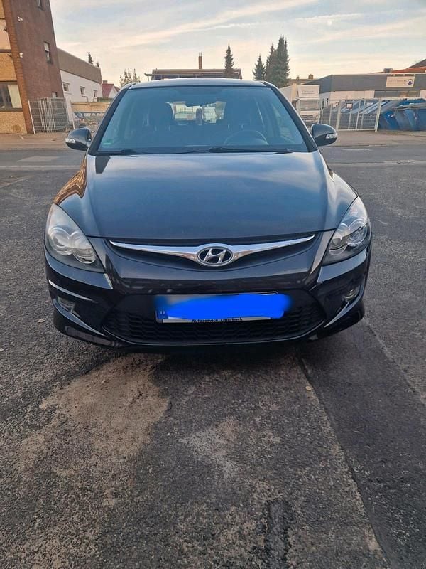 Blau Gebraucht 2011 Hyundai i30 Kleinwagen | 3.800 € - Bild 1/4