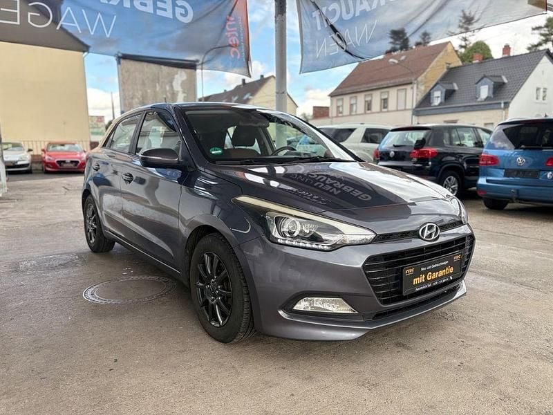 Grau Gebraucht 2016 Hyundai i20 Active Limousine | 6.299 € (Guter Preis) - Bild 1/3