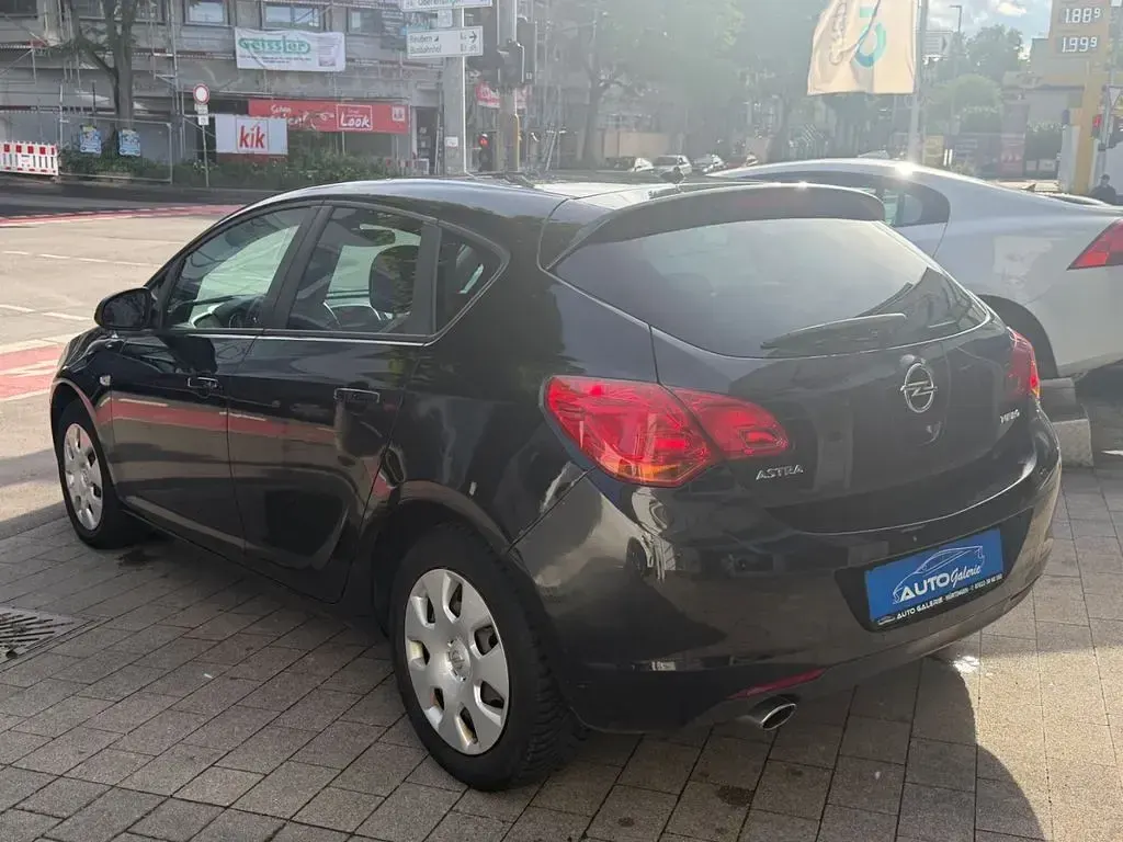 Gebraucht Opel Astra Design Edition 140 PS (102 kW) 2011 Schwarz Limousine