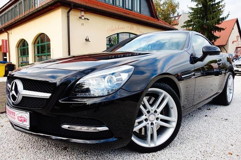 Obsidianschwarz (metallic) Gebraucht 2016 Mercedes SLK200 Sport Cabrio | 23.800 € (Fairer Preis) - Bild 1/4