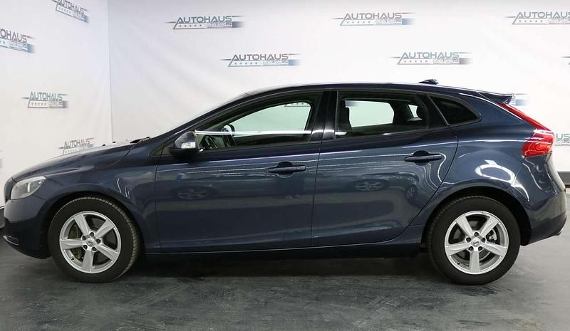 Gebraucht Volvo V40 Kinetic 152 PS (111 kW) 2018 Blau Kombi