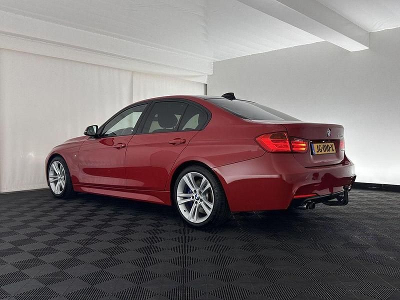 Używany BMW 330 Executive 258 KM (189 kW) 2015 Czerwony Sedan/Limuzyna
