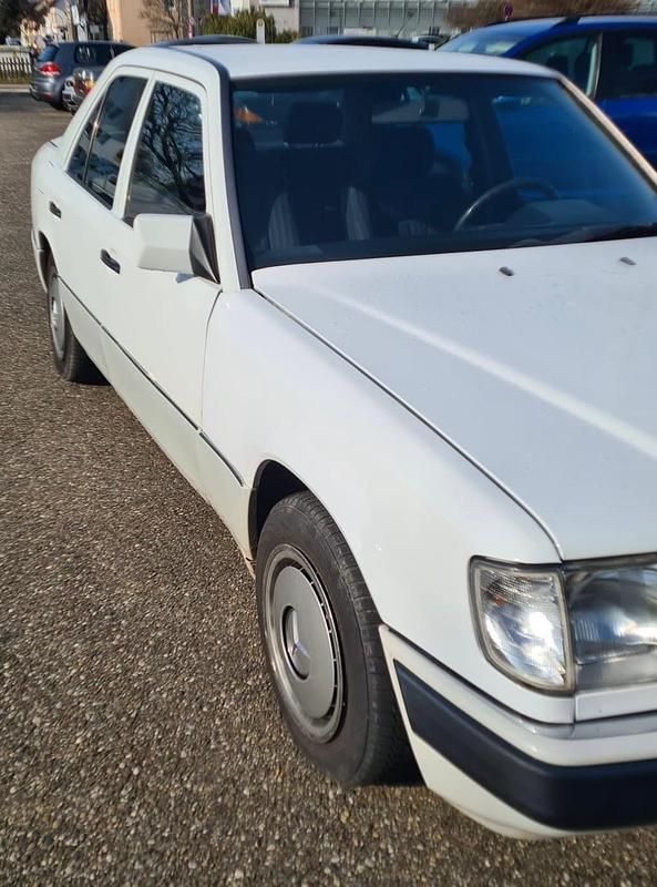 Gebraucht Mercedes E230 132 PS (97 kW) 1991 Weiß Limousine