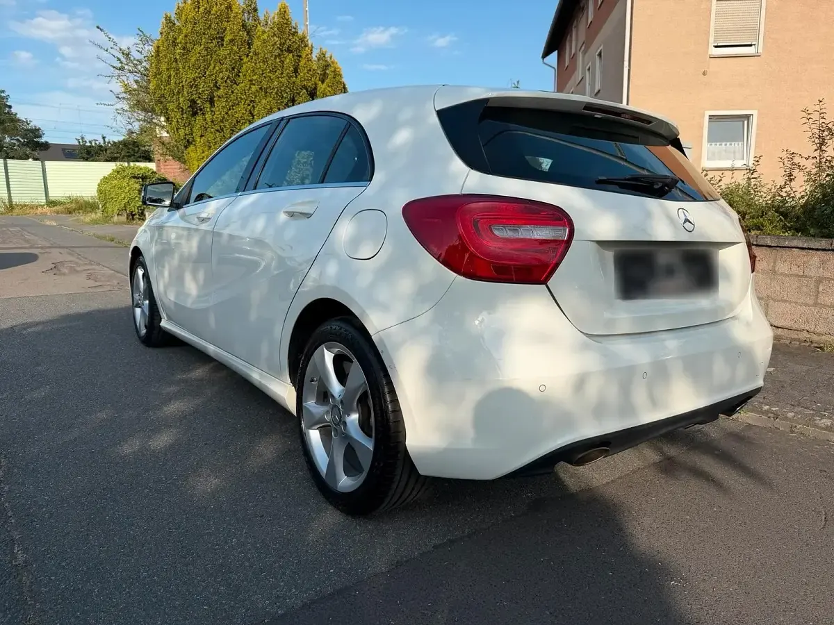 Gebraucht Mercedes A200 156 PS (114 kW) 2013 Weiß Kleinwagen