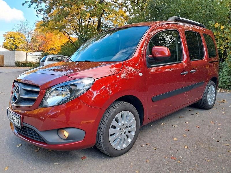 Rot Gebraucht 2017 Mercedes Citan 112 Kombi | 11.500 € (Fairer Preis) - Bild 1/4