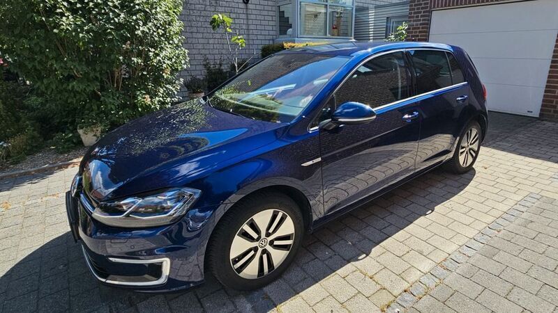 Blau Gebraucht 2017 VW e-Golf Kleinwagen | 14.700 € (Fairer Preis) - Bild 1/4