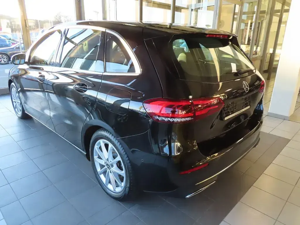 Gebraucht Mercedes B180 116 PS (85 kW) 2019 Schwarz Kleinwagen
