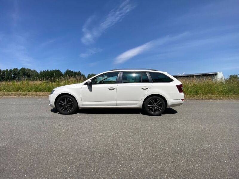 Weiß Gebraucht 2014 Skoda Octavia Active Kombi | 9.000 € (Etwas zu teuer) - Bild 1/4
