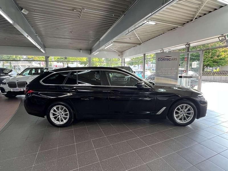 Saphirschwarz Gebraucht 2023 BMW 520 Sport Line Kombi | 37.400 € (Fairer Preis) - Bild 1/4