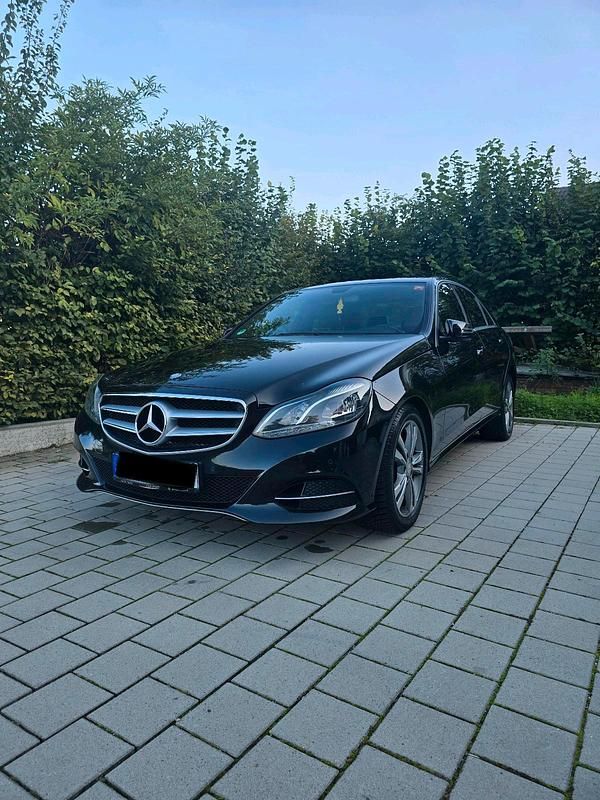 Schwarz Gebraucht 2013 Mercedes E200 Limousine | 10.900 € (Guter Preis) - Bild 1/4