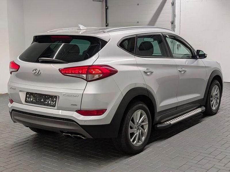 Gebraucht Hyundai Tucson Intro Edition 177 PS (130 kW) 2016 Platinumsilbermet. SUV