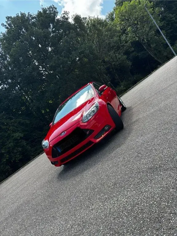 Gebraucht Ford Focus ST 250 PS (183 kW) 2013 Rot Limousine