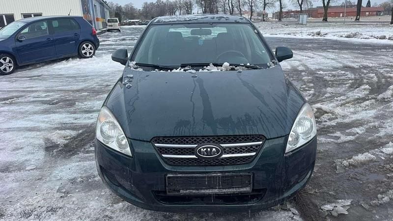 Gebraucht Kia Ceed LX 109 PS (80 kW) 2008 Yorkshiregrün met. Kleinwagen