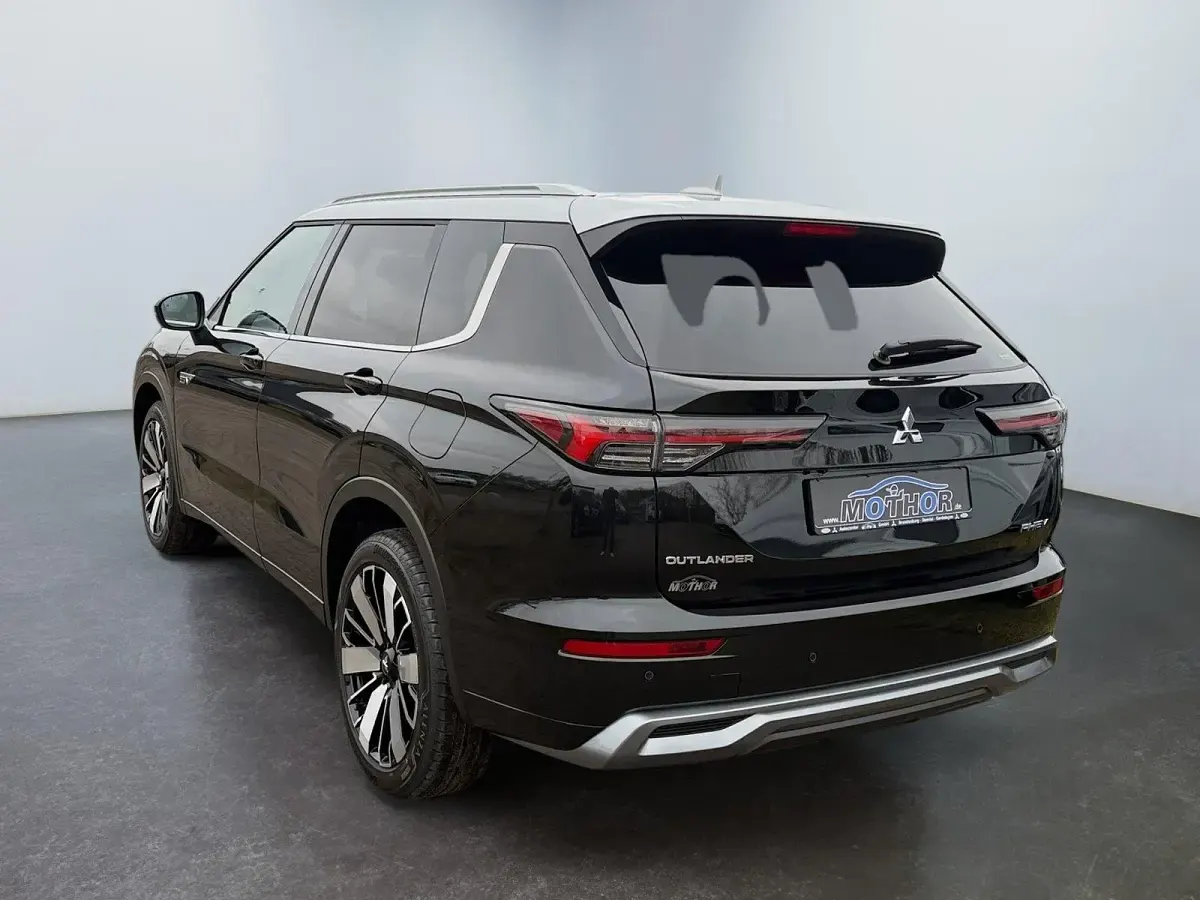 Neu Mitsubishi Outlander P-HEV Top 306 PS (225 kW) 2026 Kristallschwarz/ sterling silber SUV