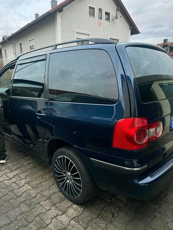 Second-hand VW Sharan 116 CP (85 kW) 2004 Albastru Monovolum