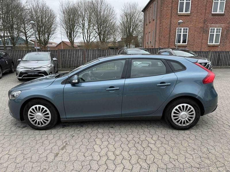 Gebraucht Volvo V40 Kinetic 114 PS (83 kW) 2012 Blau Kleinwagen