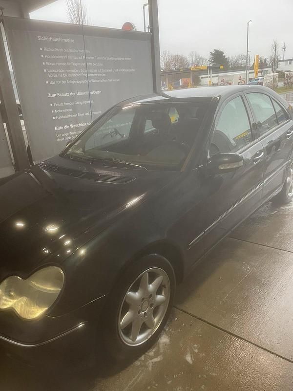Schwarz Gebraucht 2003 Mercedes C200 Limousine | 4.300 € - Bild 1/4