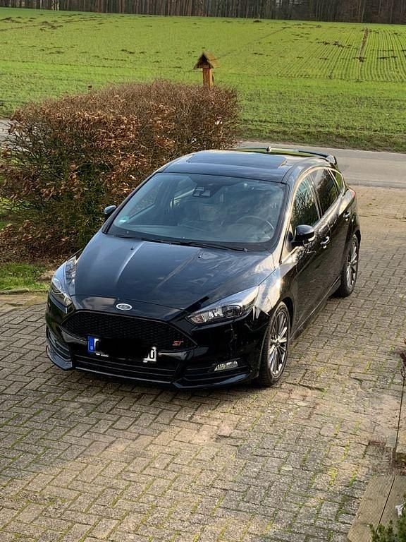 Schwarz Gebraucht 2015 Ford Focus ST Limousine | 10.350 € (Guter Preis) - Bild 1/4