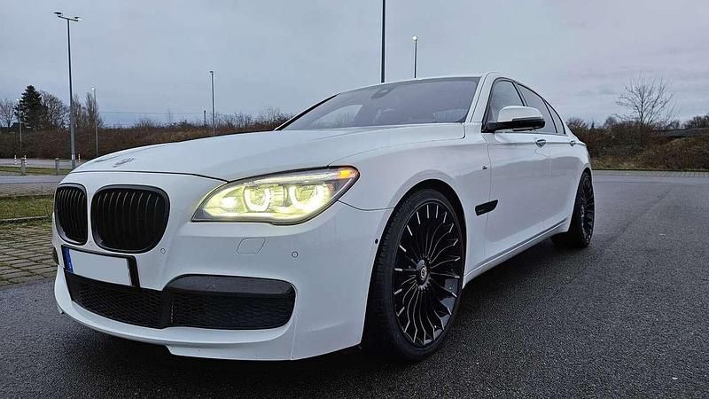 Weiß Gebraucht 2014 BMW 740 Comfort Edition Limousine | 29.999 € - Bild 1/4
