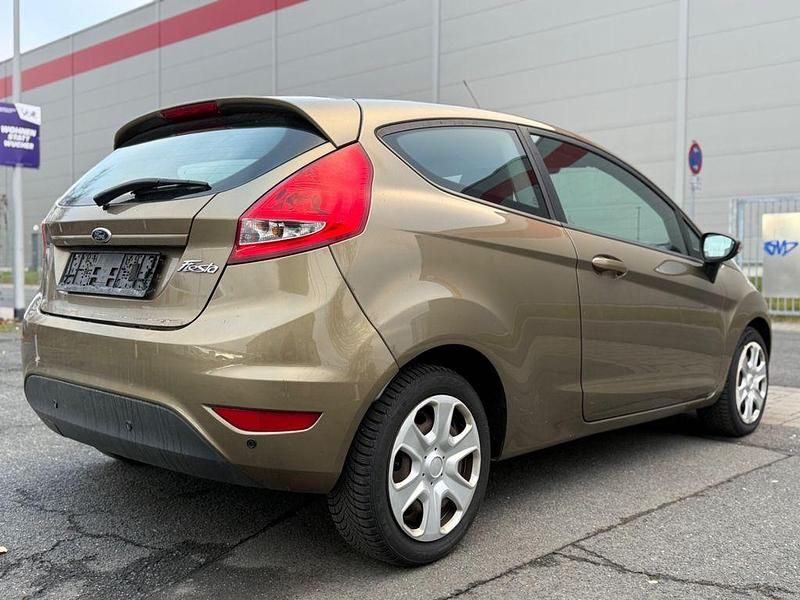 Gebraucht Ford Fiesta Champions Edition 82 PS (60 kW) 2012 Braun Kleinwagen