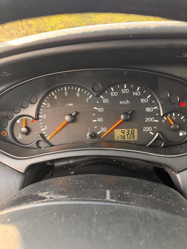 Gebraucht Ford Focus 101 PS (74 kW) 2003 Silber Kleinwagen