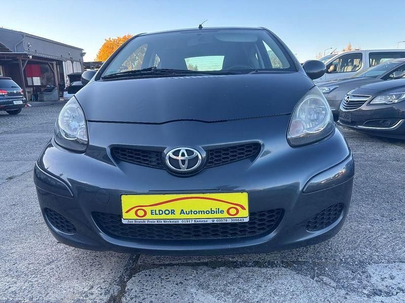 Grau Gebraucht 2012 Toyota Aygo Cool Kleinwagen | 1.900 € (Superpreis) - Bild 1/4