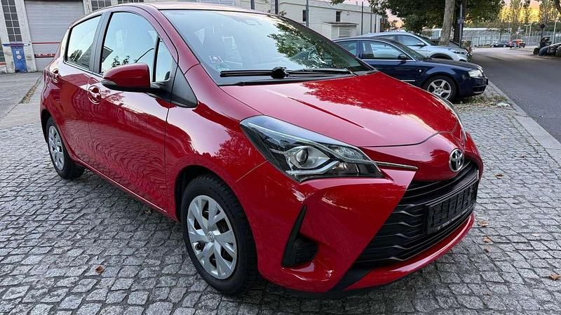 Rot Gebraucht 2018 Toyota Yaris Comfort Limousine | 10.500 € (Fairer Preis) - Bild 1/4