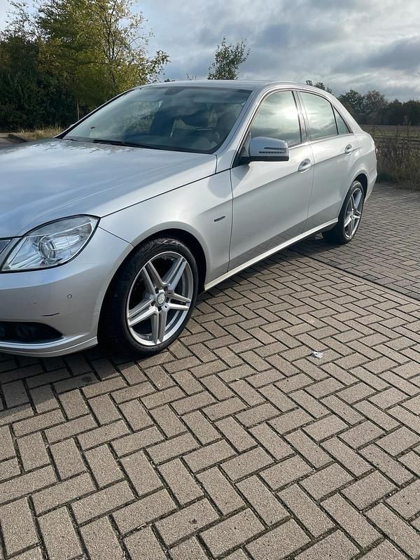 Silber Gebraucht 2011 Mercedes E220 Limousine | 8.000 € (Superpreis) - Bild 1/4