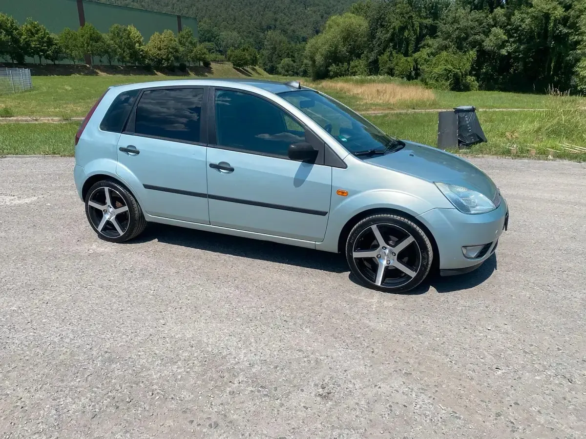 Gebraucht Ford Fiesta 80 PS (58 kW) 2003 Silber Kleinwagen