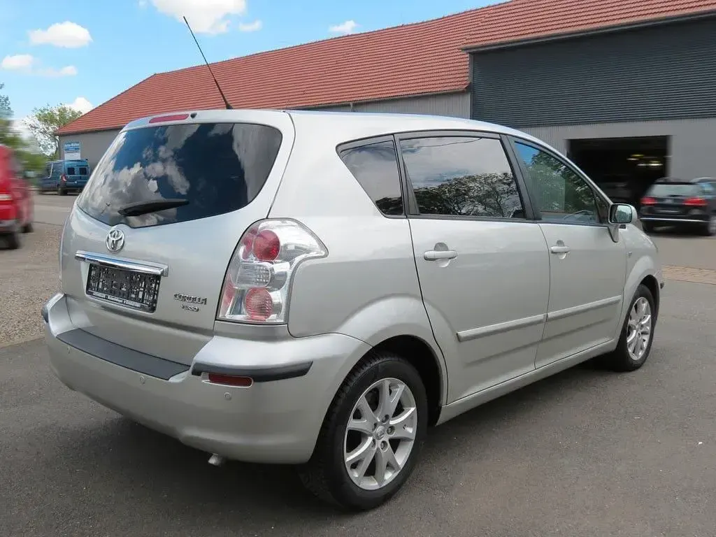 Gebraucht Toyota Corolla Verso Team 129 PS (94 kW) 2008 Silver metallic Van / Kleinbus