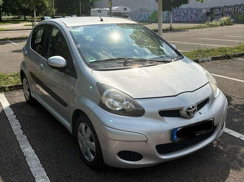 Grau Gebraucht 2010 Toyota Aygo Kleinwagen | 4.200 € (Fairer Preis) - Bild 1/4