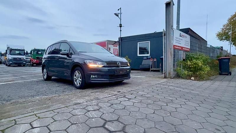 Grau Gebraucht 2022 VW Touran Comfortline Van / Kleinbus | 13.500 € (Superpreis) - Bild 1/4