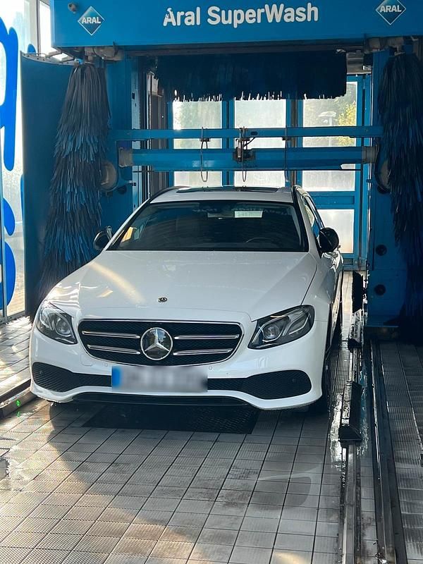 Weiß Gebraucht 2017 Mercedes E220 Avantgarde Kombi | 15.999 € (Superpreis) - Bild 1/4