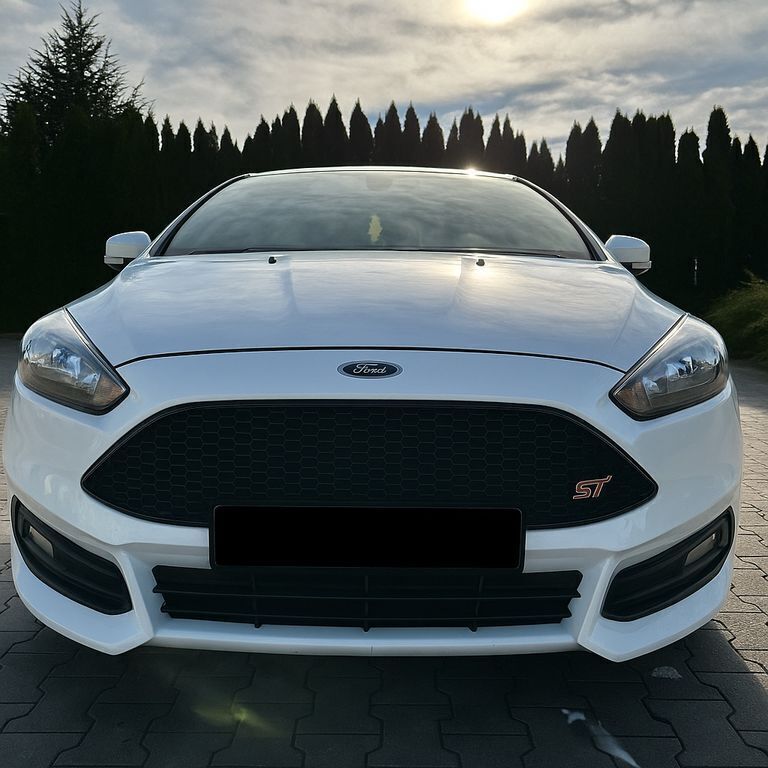 Weiß Gebraucht 2017 Ford Focus Sport Limousine | 14.000 € (Guter Preis) - Bild 1/4