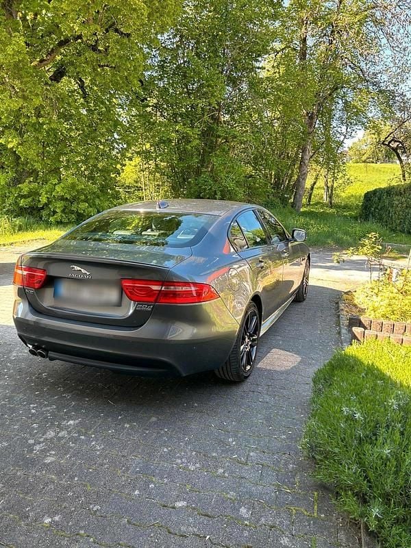 Gebraucht Jaguar XE 180 PS (132 kW) 2016 Grau Limousine