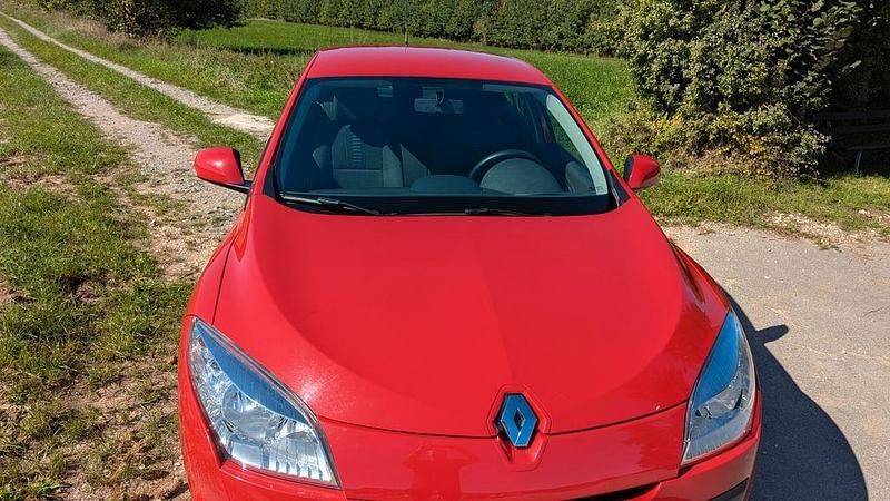 Rot Gebraucht 2011 Renault Mégane III Expression Limousine | 4.550 € (Guter Preis) - Bild 1/4