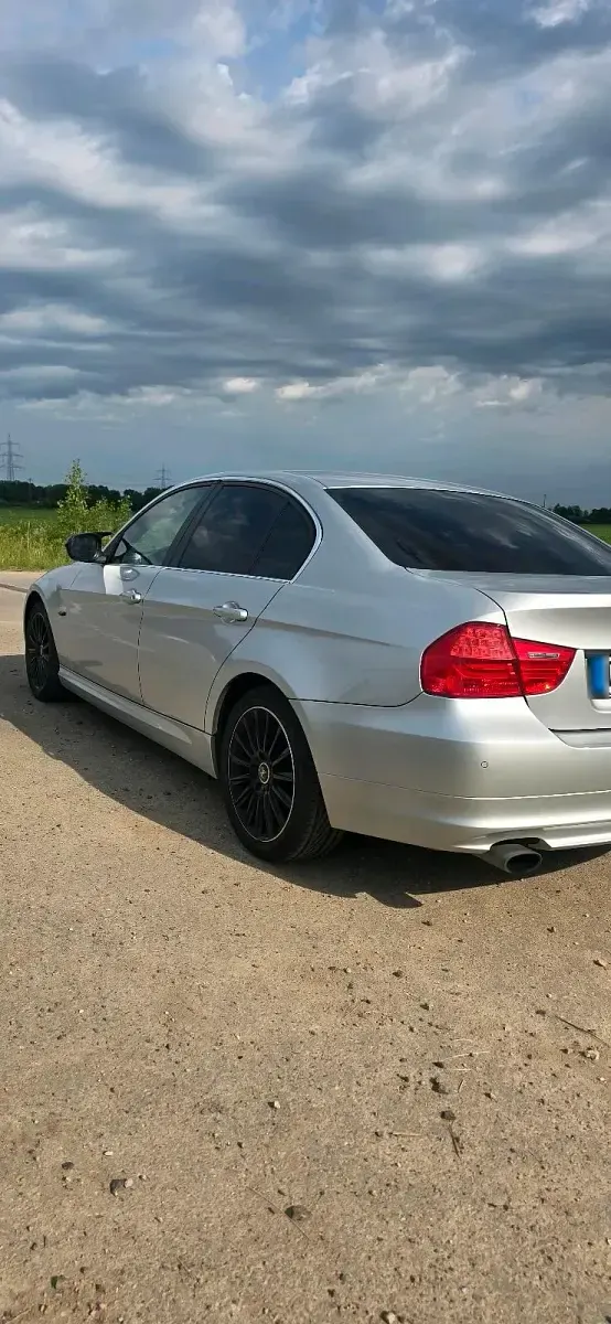 Gebraucht BMW 318 143 PS (105 kW) 2010 Silber Limousine