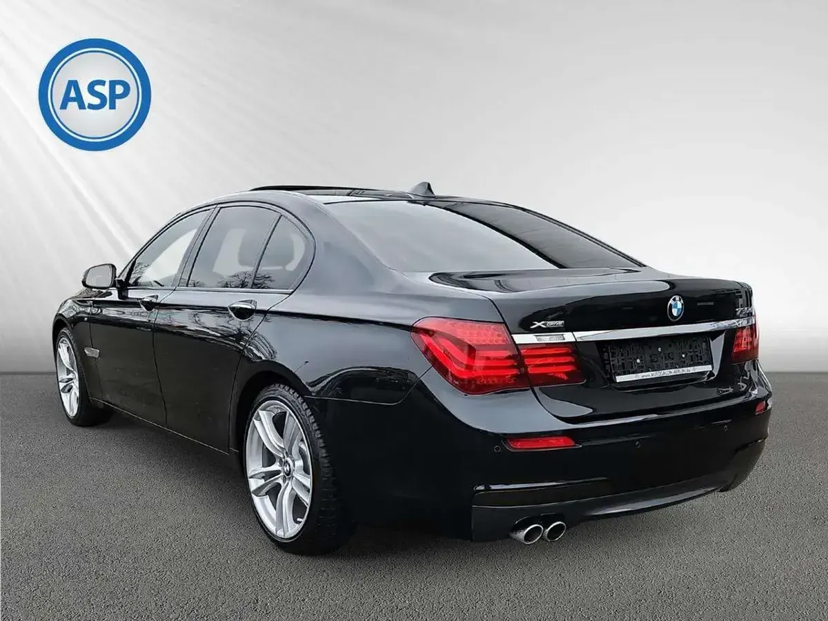 Gebraucht BMW 730 M Sport 258 PS (189 kW) 2015 Schwarz (black sapphire metallic) Limousine