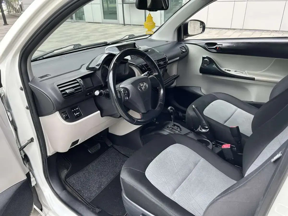 Gebraucht Toyota iQ 98 PS (72 kW) 2012 Kleinwagen