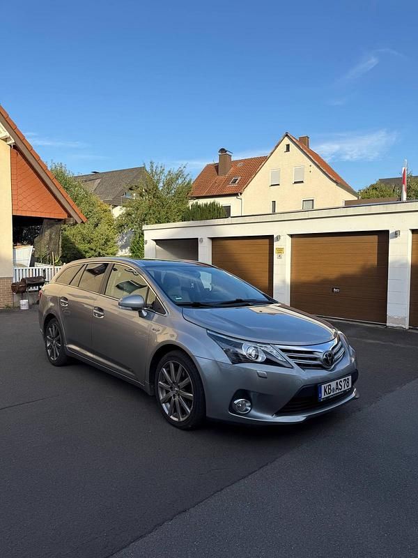 Grau Gebraucht 2013 Toyota Avensis Limousine | 6.100 € (Fairer Preis) - Bild 1/4