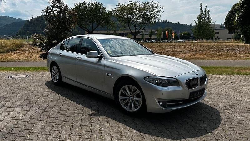 Silber Gebraucht 2012 BMW 530 Sport Line Limousine | 9.990 € (Superpreis) - Bild 1/4