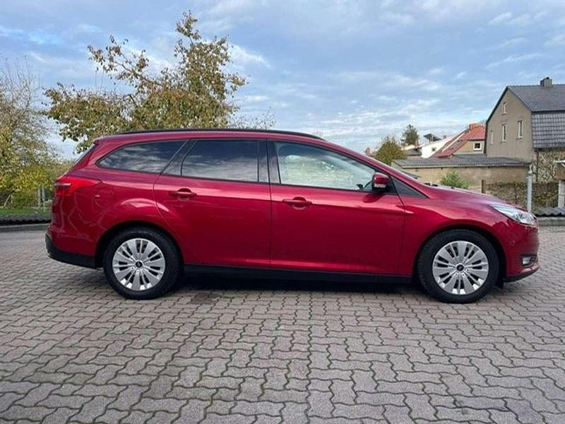 Gebraucht Ford Focus Business Edition 125 PS (91 kW) 2016 Red candy/candy red Kombi
