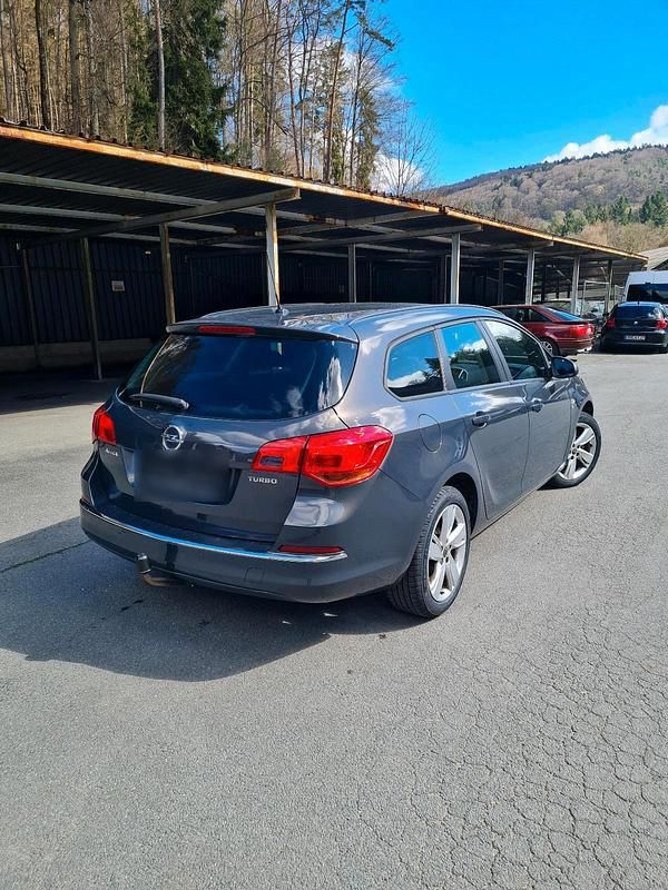 Gebraucht Opel Astra Edition 140 PS (102 kW) 2012 Grau Kombi