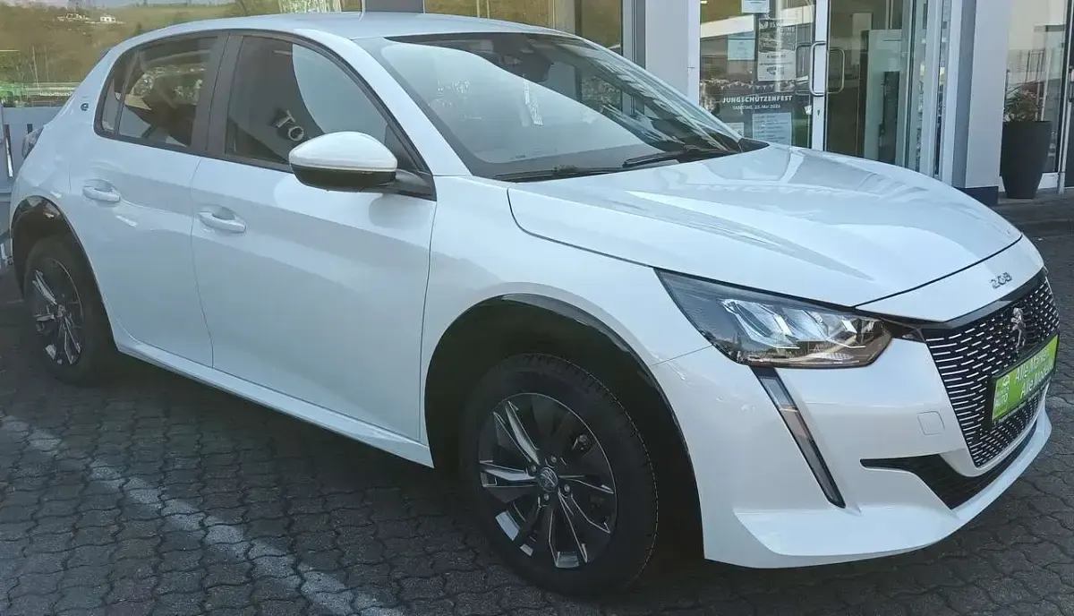 Gebraucht Peugeot e-208 Active 100 kW (136 PS) 2021 Lack weiss perlglänzend Kleinwagen