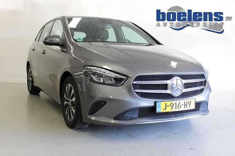 Grau Gebraucht 2020 Mercedes B180 Business Van / Kleinbus | 17.815 € (Fairer Preis) - Bild 1/4